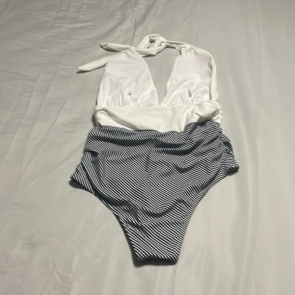 NWOT one piece halter swimsuit sz L - Picture 2 of 4